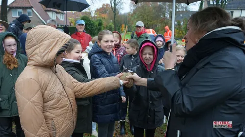 Wethouder Esther Heutink gaf een beeldje weg aan de ontwerpsters van het plan en aan hovenier Jeroen Satter