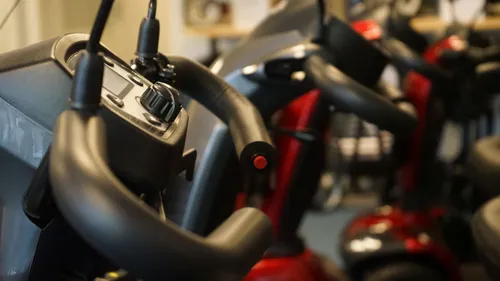 De eigen merkscooters zijn voorzien van een noodstopknop