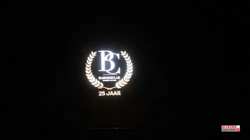 Hij schonk een scorebord, dat "officieel" in gebruik werd genomen.