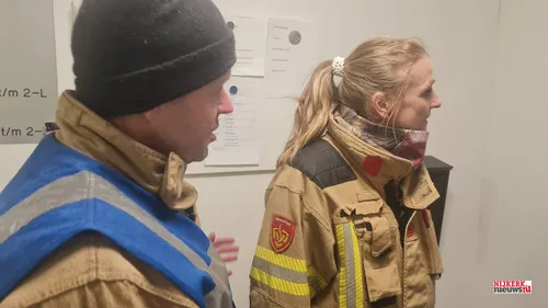 Bart van Veldhuizen legt op de trap de burgemeester de gang van zaken in de woning uit