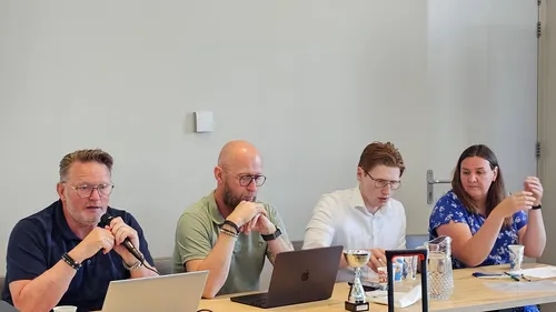 Het aftredende bestuur