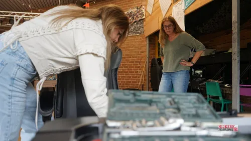 Daniëlle Satter kijkt toe, of de stoelen goed i elkaar worden gezet.