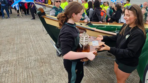 WK St. Ayles Skiff wk openingsparade met bagpipers overhandigen worldcup