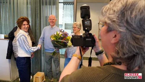 2026-04-23 wim oudejans  gefeliviteerd door college-4