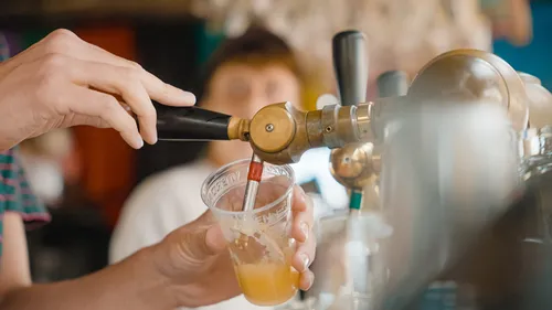 tappen met beker vierdaagsefeesten