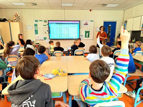 Cilia Daemen in gesprek met de kinderen van basisschool Klein Heyendaal.<br>