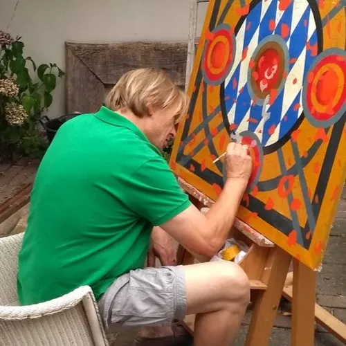 Rob van Veenendaal aan het werk in zijn atelier.<br>