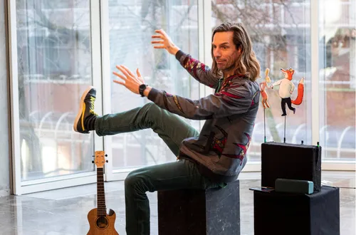 Beeld uit de voorstelling Vos en Haas vieren feest. Foto Moon Saris