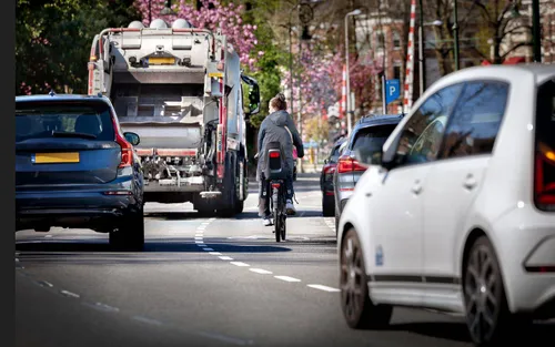 fietser op drukke weg in utrecht1fietsersbond