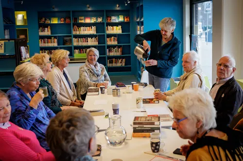 Koffiedrinken in bibliotheek Elst