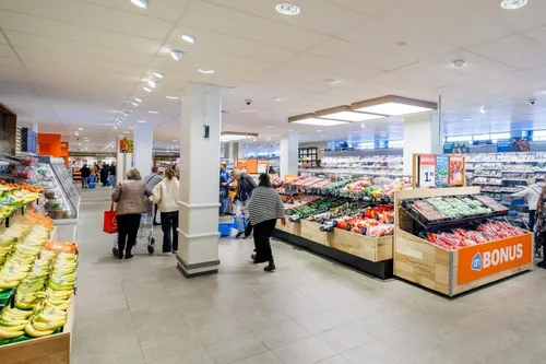 Het versplein van de verbouwde Albert Heijn aan de Molenweg.