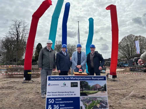 De bouw van 50 sociale huurappartementen aan het Van Marleplantsoen in Nunspeet is officieel gestart.