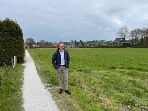 Raadslid Marien Klein bij een van de voorkeurslocaties van inwoners voor woningbouw in Elspeet