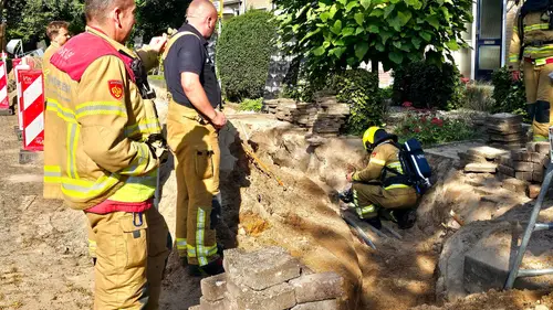 Brandweer voert een nacontrole uit bij het gaslek aan de Jan Mankesstraat in Nunspeet