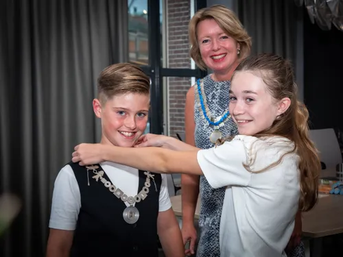 ambtsketting omdoen thijmen eva en patricia