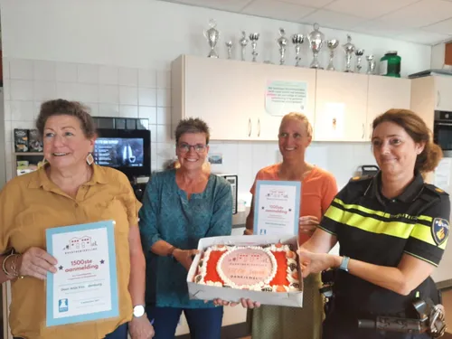 foto servicemedewerker anja en wijkagent ria 1500ste zaak 090921