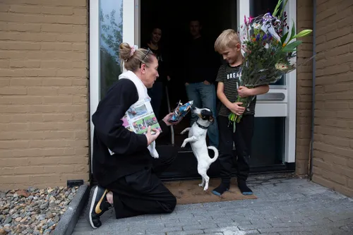 hoofdredacteur henrike overhandigt de prijs aan pip en seff