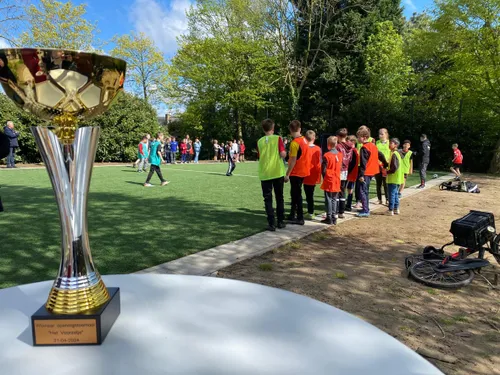 voetbaltoernooi opening veld zetten