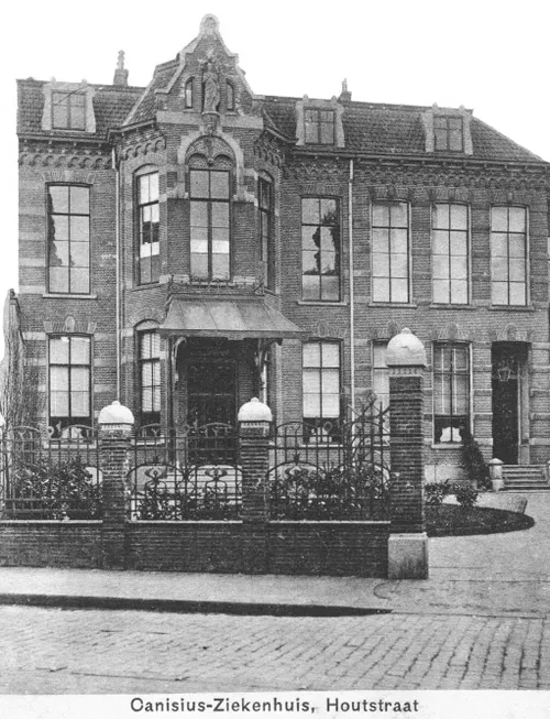 Het toenmalige Canisiusziekenhuis aan de Houtstraat met de hekpijlers met kopstuk