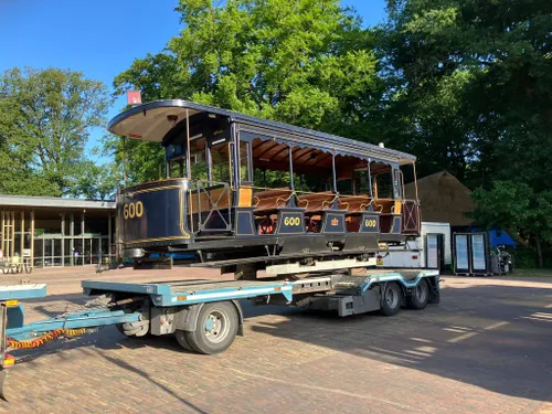 aankomst paardentram in openluchtmuseum