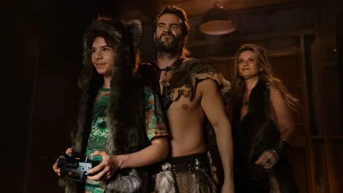 Wrestling-Serie "HEELS" - AEW-Star CM Punk (Phil Brooks) als Ricky Rabies mit Vicky (Bonnie Somerville) und Wolfgang (l.)