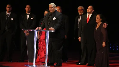 Die Familie bei der Aufnahme von Yokozuna in die WWE Hall of Fame