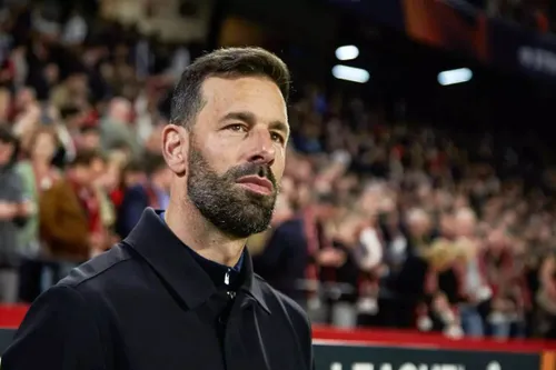 ruud-van-nistelrooy técnico principal do psv eindhoven durante a uefa europa league fev 2023