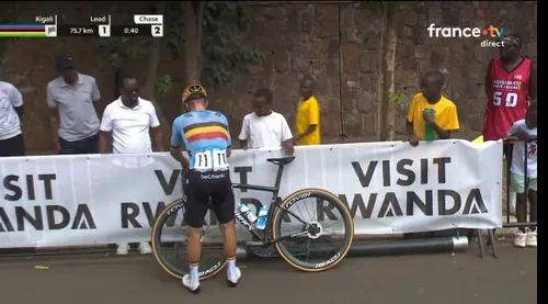 Remco Evenepoel musste zweimal das Fahrrad wechseln