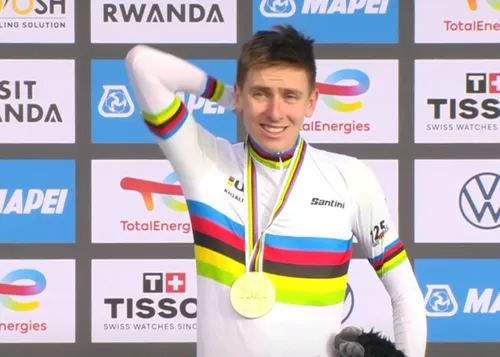 Tadej Pogacar gewann einen Weltcup, bei dem Remco Evenepoel Zweiter wurde.