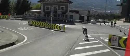 Juan Ayuso ist zu schnell und wird die Kurve verpassen.