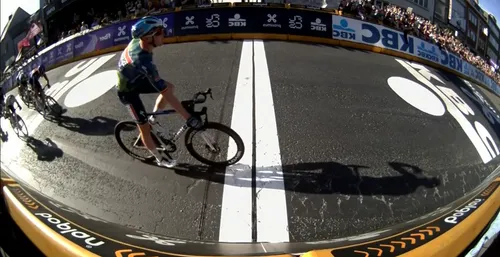 Tim Merlier nutzte Jordi Meeus’ Hinterrad auf den letzten hundert Metern und lancierte einen kraftvollen Sprint zum Sieg im Rennen