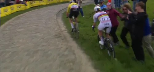 Beinahe-Sturz von Pogacar und Van Aert