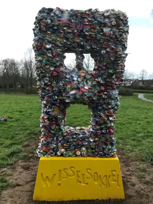 kunstwerk van zwerfafval