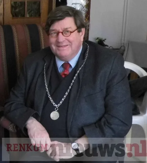 Hier zie je de keten om de nek van de heer Hein Bloemen toen hij nog waarnemend burgemeester was.