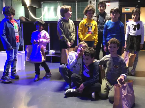 kinderen met moederdagpakketjes