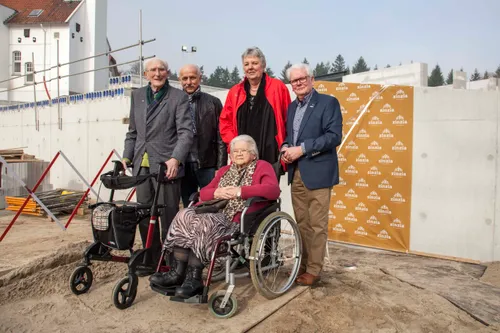 onthulling eerste steen 1