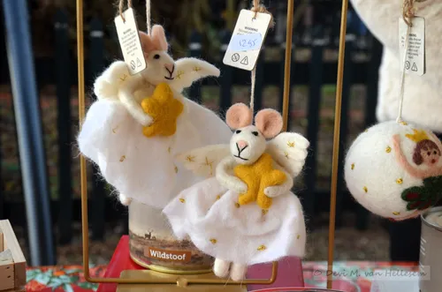 Deze lieve kerstmuisjes hierboven en onder, zijn gemaakt in Nepal en worden ook in de kasteelwinkel verkocht