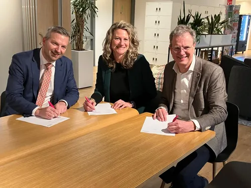 Gedeputeerde Dirk Vreugdenhil, wethouder Daniëlle van Bentem en Vivare-bestuurder Alfred van den Bosch