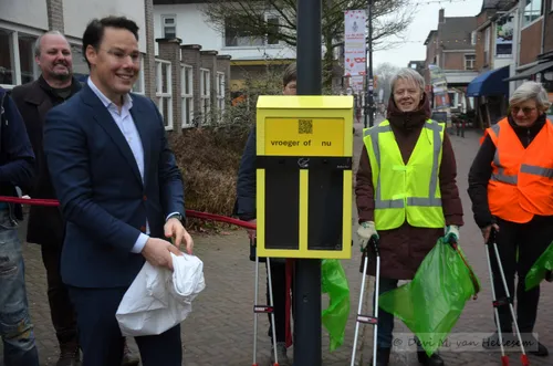 De 2e handswinkel Vroeger en Nu, beheerd de 'Vroeger en nu' peukenpaal. Stemmen maar roept de wethouder, zelf gaat hij voor 'nu'