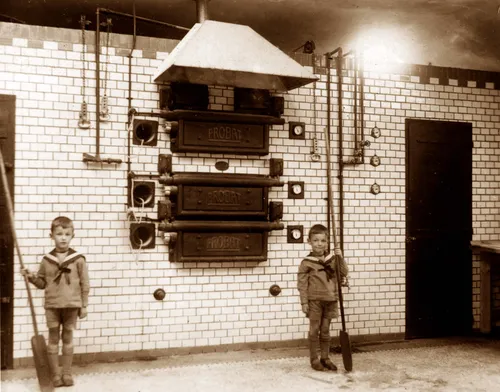 bert links en broer kees voor de oven van hun vader