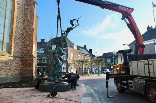 De sculptuur 'Fly Away' van Jits Bakker wordt zorgvuldig herplaatst onder leiding van Tibo van de Zand (links), zoon van kunstenaar Jits Bakker