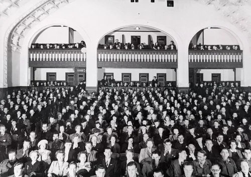 Filmpremiere-van-Theirs-is-the-Glory-in-het-Luxor-Theater-in-Arnhem-op-17-september-1946.