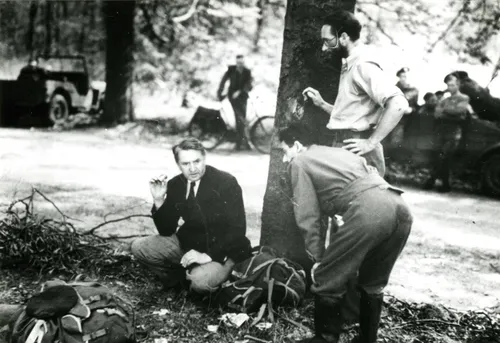 Regisseur-Brian-Desmond-Hurst-en-cinematograaf-Cyril-Pennington-Richards-geven-een-militair-instructies-bij-het-filmen