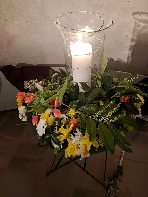 bloemen leggen bij het kruis