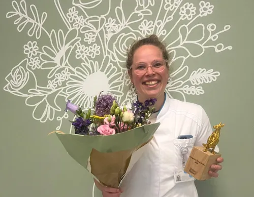 Oogarts Eveline Kersten neemt award in ontvangst