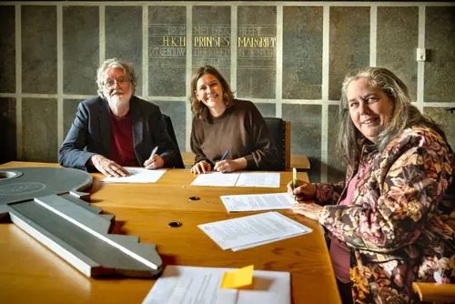 25 Sleutels gemeentehuis overgedragen aan Renkumse Atelier Stichting - 1
