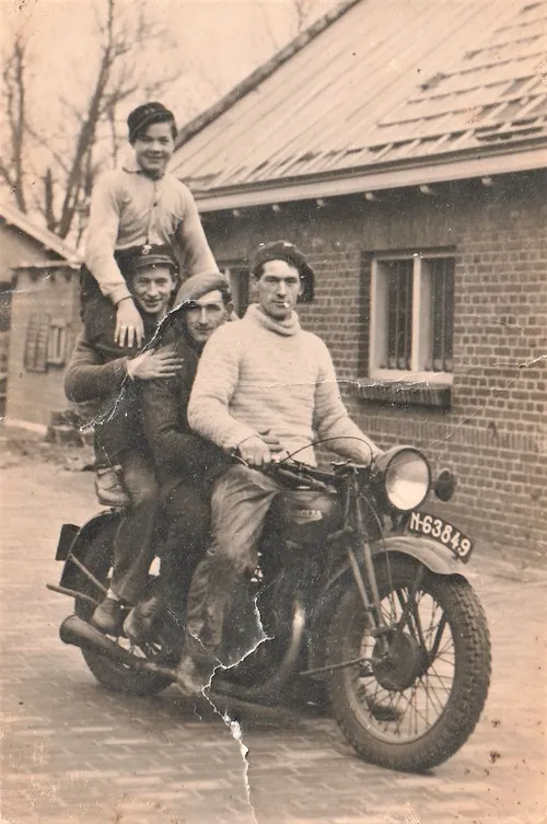 1948 9 vrgtkn motorfoto jan 2e man pet kobus de ridder op 350 cc motor merk sarolea 46as geproduceerd in 1936 ah dakdeken