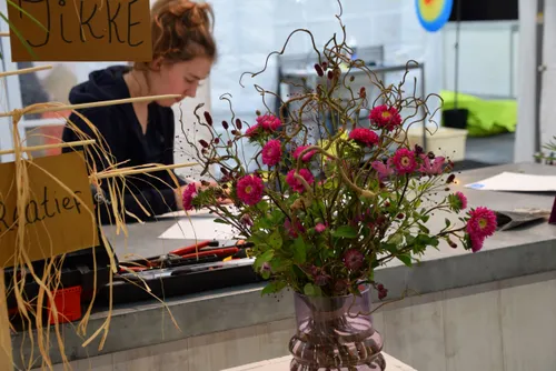 2 jikke jansen aan het werk met haar bloemwerkopdrachten voor skills the finals 2024 bloembinder fotograaf marjanne eikelboom