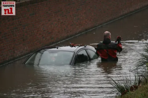 20160302 ongeval ijssellaan auto te water 009