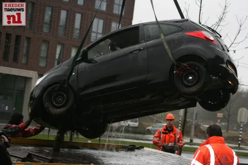 20160302 ongeval ijssellaan auto te water 030